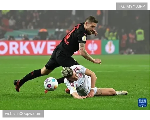 即时战报:勒沃库森由阿德利快发边线球,3脚传递完成破门