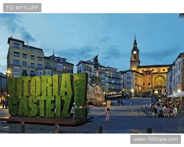 大雨中,阿拉维斯球迷高唱队歌为球队助威